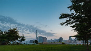 The large open lawn of Tamar Park offers unobstructed views of Victoria Harbour and Kowloon framed by mature trees. The open space also facilitates on-shore breezes that help cool the area and the adjacent developments.